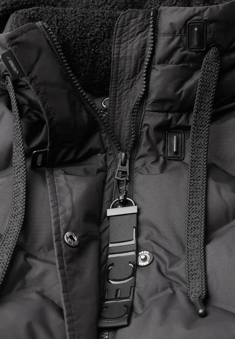 Langer Mantel mit Steppmuster Black Nahaufnahme einer schwarzen Winterjacke mit Reißverschluss, Druckknöpfen, Kordeln und Fleece-Innenfutter.