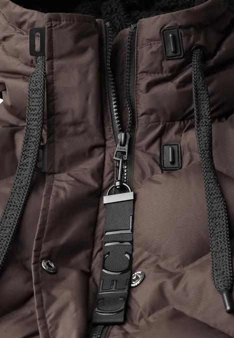 Langer Mantel mit Steppmuster chocolate sauce brown Detailaufnahme einer dunkelbraunen Steppjacke mit Reißverschluss, Kordelzug und schwarzen Kunststoff-Elementen.