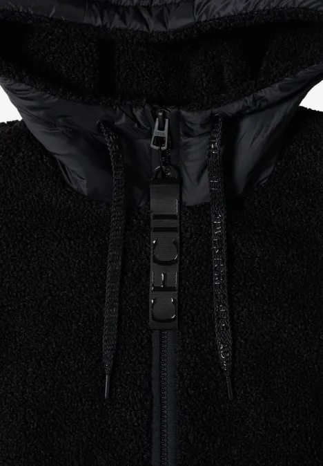 Strukturmix Teddy-Mantel mit Kapuze Black Naheaufnahme einer schwarzen Fleecejacke mit Kapuze, Reißverschluss, Kordeln und Schnallenverschluss.