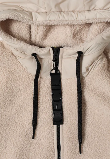 Strukturmix Teddy-Mantel mit Kapuze teddy vanilla white Nahaufnahme einer beigen Teddyfleece-Jacke mit schwarzem Reißverschluss und Kordeln