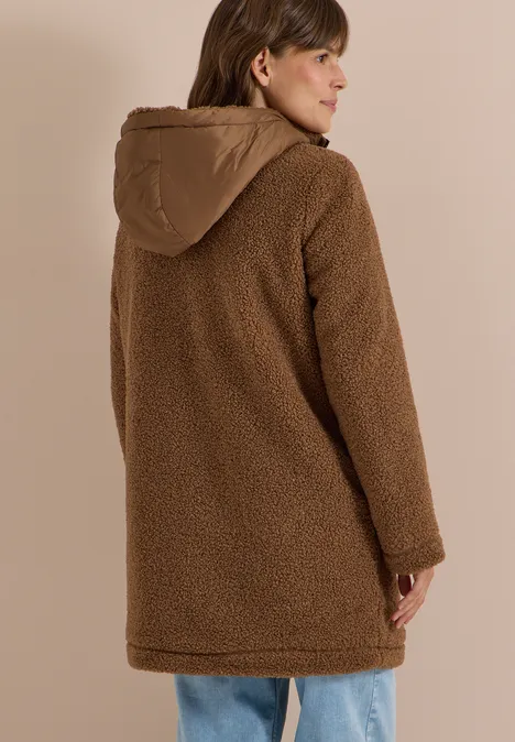 Strukturmix Teddy-Mantel mit Kapuze dark toffee brown Eine Frau trägt von hinten gesehen einen braunen, flauschigen Teddy-Mantel mit Kapuze.