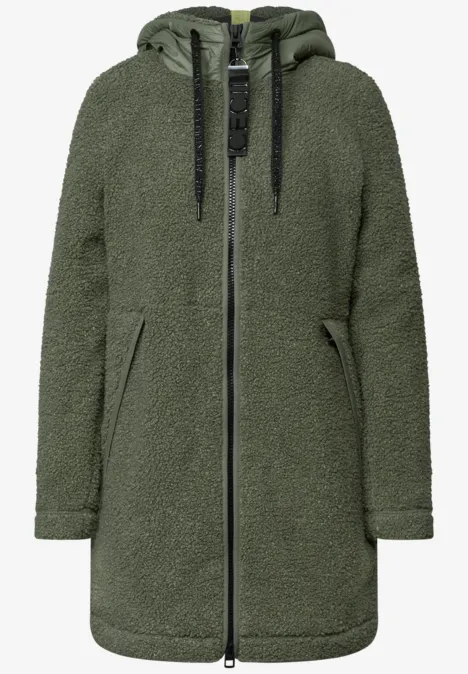Olivegrüner, langer Teddy-Fleece-Mantel mit Kapuze, Front-Reißverschluss und Seitentaschen.