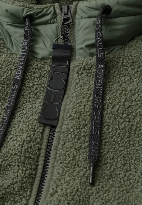 Grüne Teddy-Fleecejacke mit Reißverschluss und bedruckten schwarzen Kapuzenkordeln.