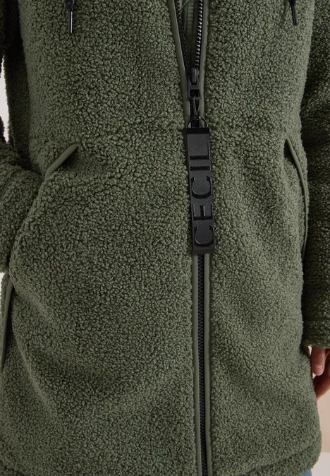 Nahaufnahme eines grünen Fleece-Zip-Hoodies mit seitlichen Taschen und Reißverschluss