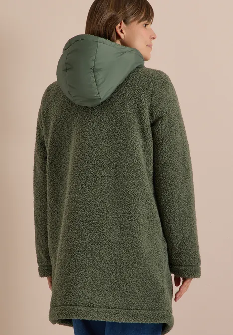 Strukturmix Teddy-Mantel mit Kapuze shadow khaki Rückenansicht einer langen, olivgrünen Teddy-Fleecejacke mit Kapuze auf einem Model.