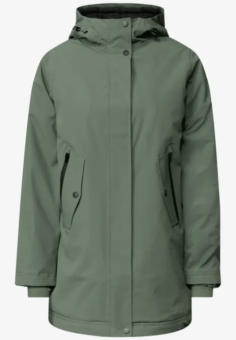 Grüne, knielanger Damenparka mit Kapuze und seitlichen Eingrifftaschen.
