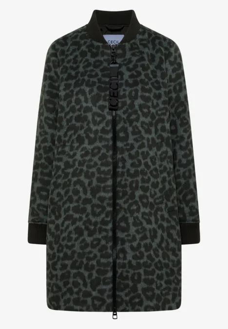 Langer Blouson mit Wollanteil olive night Ein dunkelgrüner Mantel mit schwarzem Leopardenmuster, Reißverschluss und Stehkragen.
