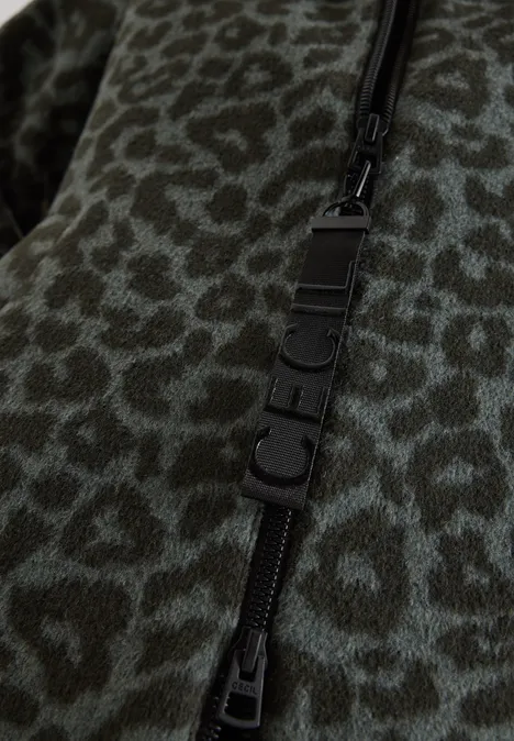 Langer Blouson mit Wollanteil olive night Nahaufnahme einer olivgrünen Fleecejacke mit Leopardenmuster und schwarzem Reißverschluss