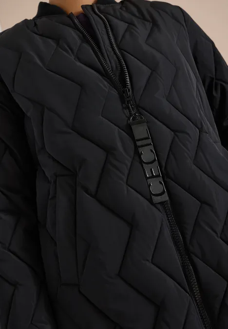 Schwarze gesteppte Jacke mit Zickzackmuster und Reißverschluss