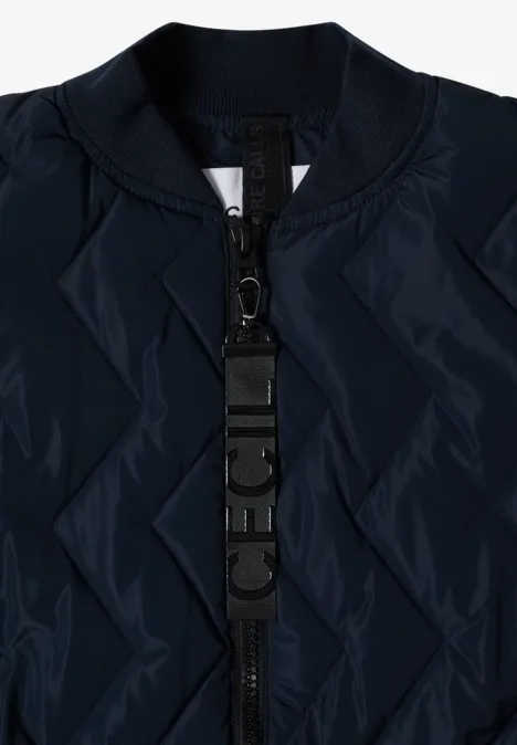 Nahaufnahme einer dunkelblauen, wattierten Bomberjacke mit durchgehendem Reißverschluss und schwarzem Logo-Band.