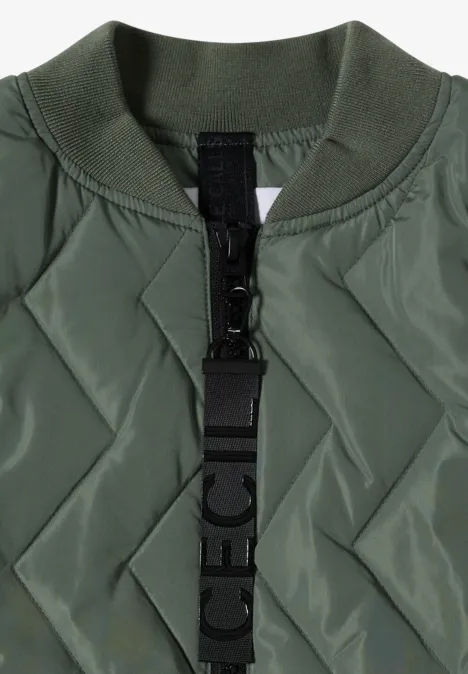 Olivgrüne, gesteppte Jacke mit Rautenmuster und schwarzem Frontgurt mit Schnalle