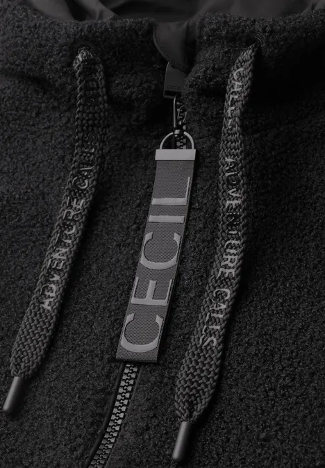 Mantel in angerauter Wolloptik Black Nahaufnahme einer schwarzen Fleecejacke mit Reißverschluss, Kordeln und einem Anhänger mit 'CECIL'-Schriftzug.