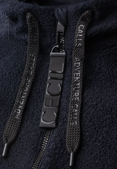 Mantel in angerauter Wolloptik dark navy blue Schwarze Fleecejacke mit Reißverschluss, schwarzem Kordelzug und Gummizuglasche „ICE“.