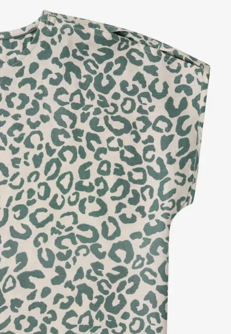 Beiger Stoff mit grünem Leopardenmuster