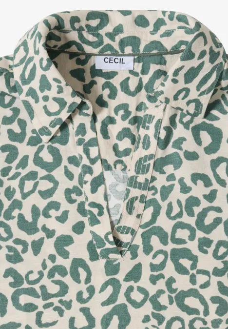 Kurzarmbluse mit grünem Leopardmuster auf hellem Stoff, Marke Cecil.