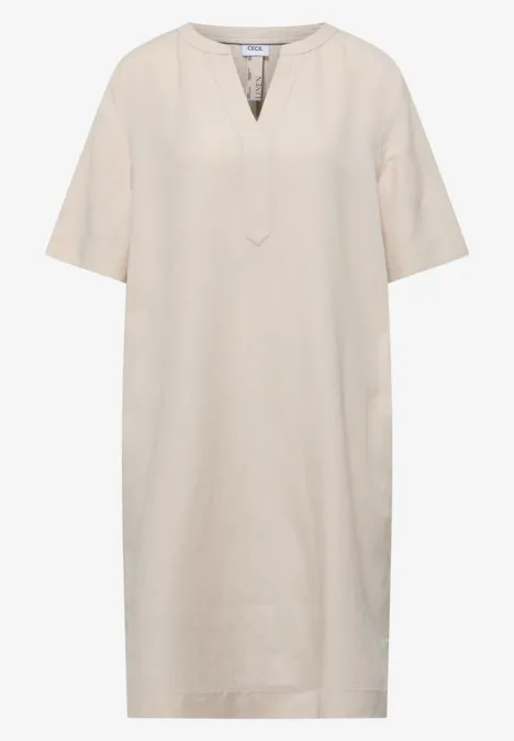 Eenvoudige beige linnen jurk met V-hals en korte mouwen, midi-lengte.