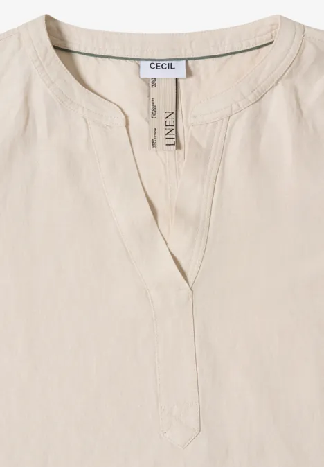 Effen crèmekleurige blouse met ronde hals en V-split, licht gestructureerde stof, merk Cecil.