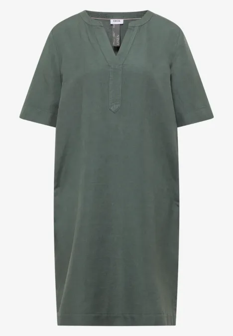 Ein schlichtes olivgrünes T-Shirt-Kleid mit V-Ausschnitt und Taschen.