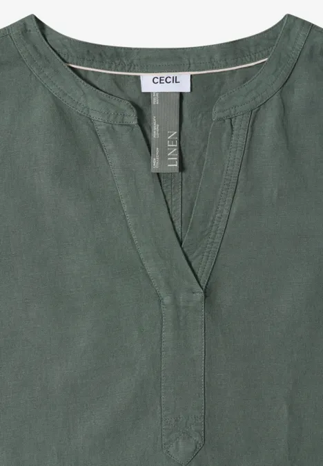 Dunkelgrüne Leinenbluse mit V-Ausschnitt und dezentem CECIL-Logo am Kragen