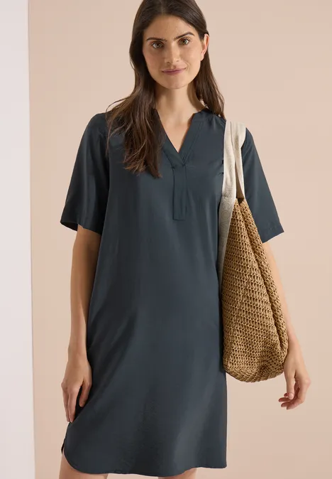 Knielanges Kleid mit Split Neck palm breeze green Elegantes, dunkelgraues T-Shirt-Kleid mit V-Ausschnitt und kurzen Ärmeln, kombiniert mit einem geflochtenen Bastkorb.