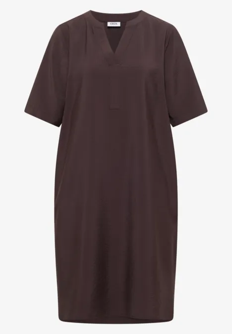 Robe brun foncé mi-longue à manches courtes, col en V et poches latérales.