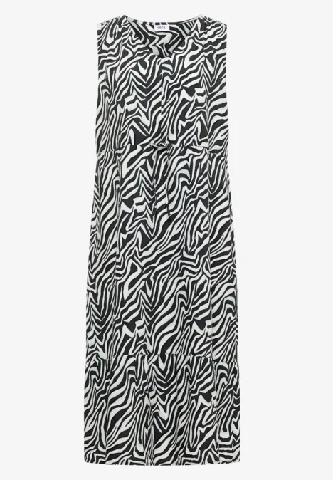Mouwloze, enkellange jurk met zwart-wit zebraprint.