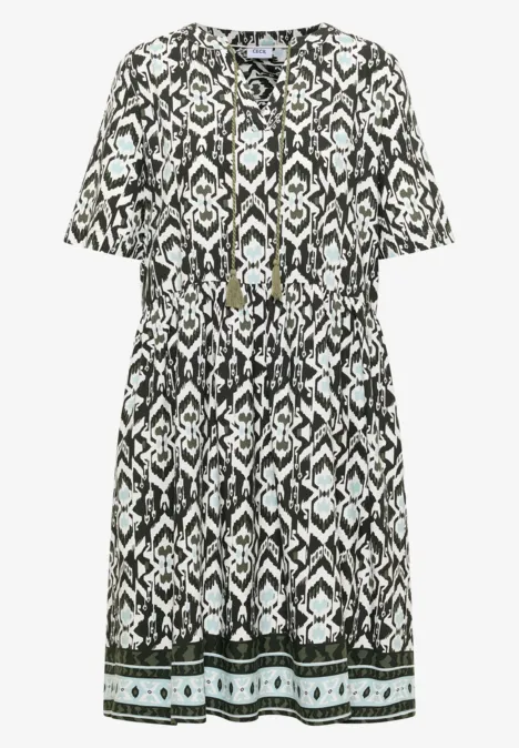 Schwarzes-weiß gemustertes Kurzarm-Kleid mit Taillendetail und geometrischem Print.