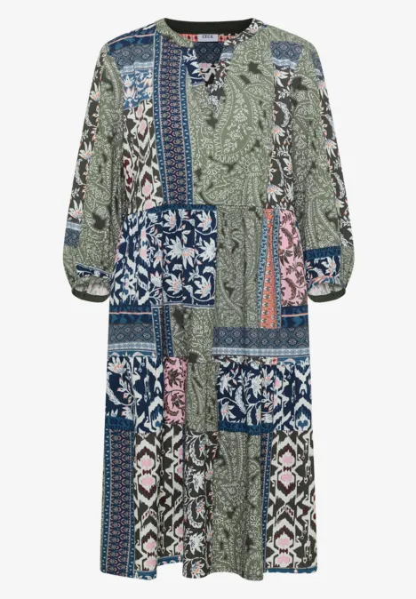 Luftiges Midikleid im Patchwork-Stil mit Blumenmustern, V-Ausschnitt und 3/4-Ärmeln.