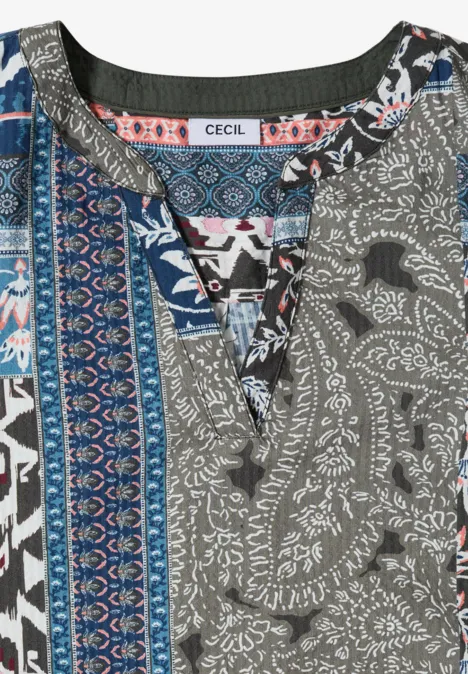 Gemusterte Damenbluse von CECIL mit floralen und geometrischen Motiven in Blau, Grau und Weiß.