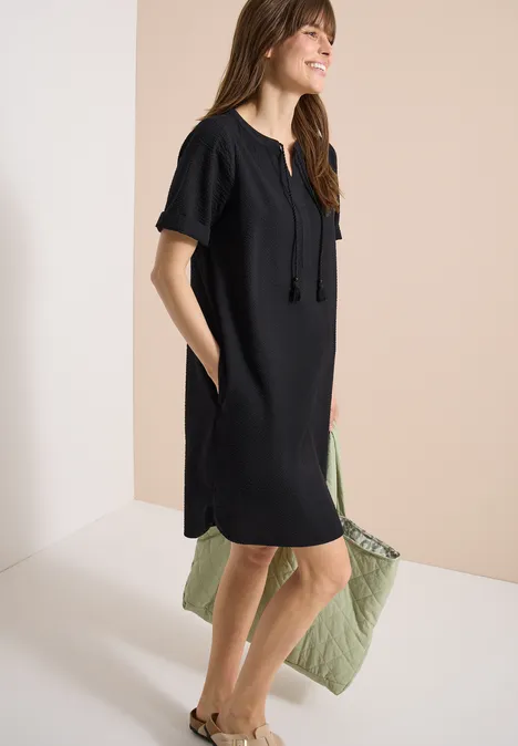 Knielanges Kleid in Seersuckerqualität Black Knielanges Kleid in Seersuckerqualität Black