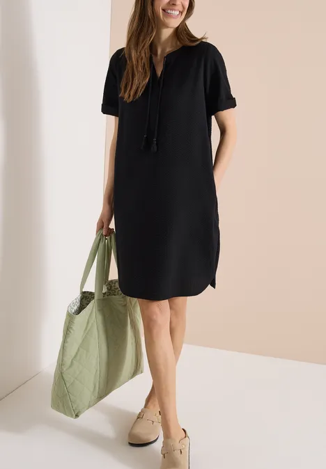 Knielanges Kleid in Seersuckerqualität Black Knielanges Kleid in Seersuckerqualität Black