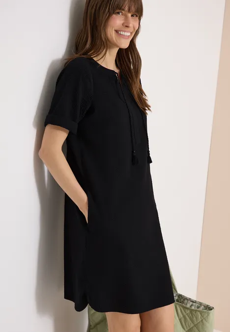 Knielanges Kleid in Seersuckerqualität Black Knielanges Kleid in Seersuckerqualität Black