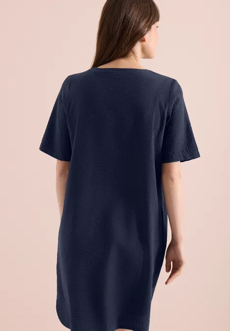 Knielanges Kleid in Seersuckerqualität universal blue
