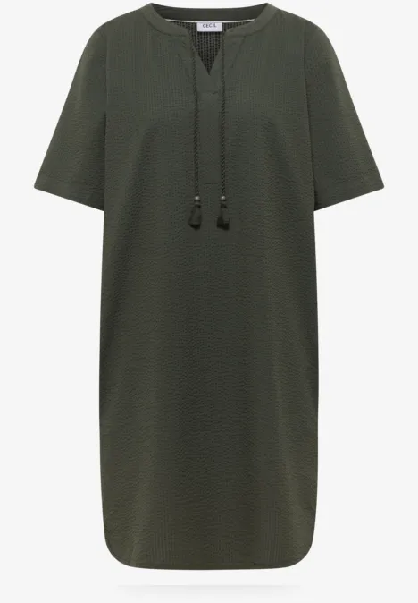 Knielanges Kleid in Seersuckerqualität khaki Knielanges Kleid in Seersuckerqualität khaki