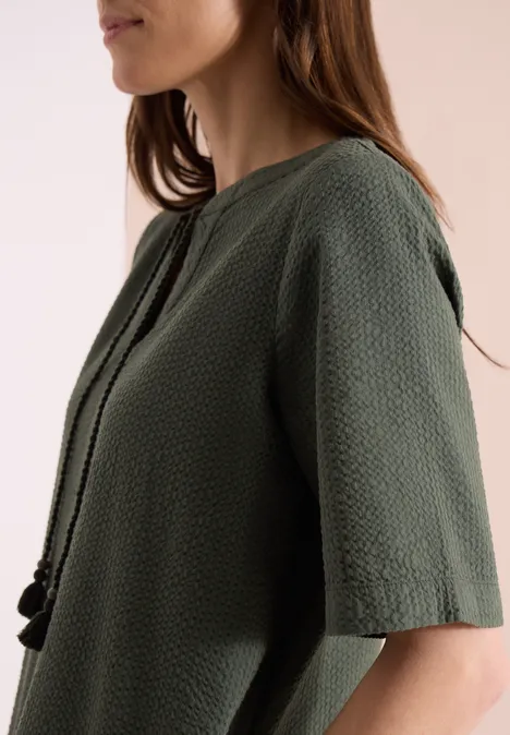 Knielanges Kleid in Seersuckerqualität khaki Knielanges Kleid in Seersuckerqualität khaki