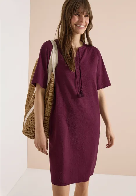 Knielanges Kleid in Seersuckerqualität sweet grape red