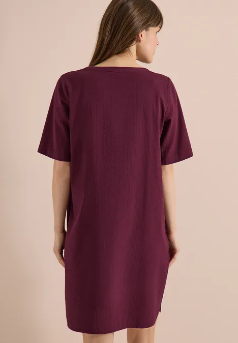 Knielanges Kleid in Seersuckerqualität sweet grape red