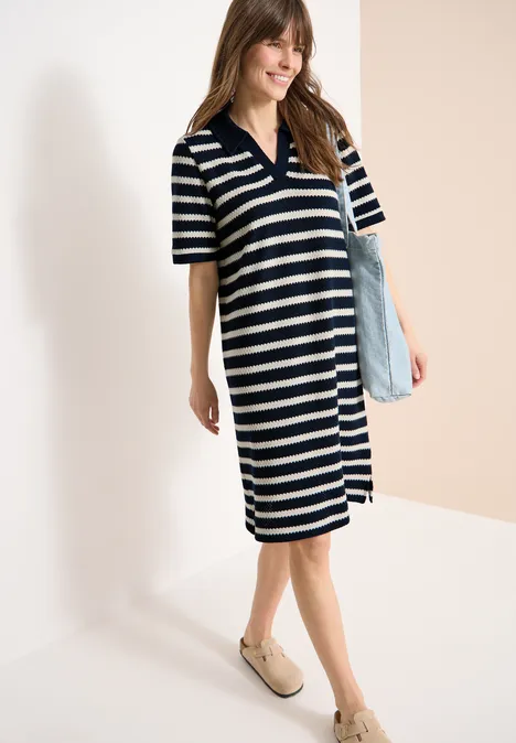 Knielange jurk in ajourbreisel universal blue