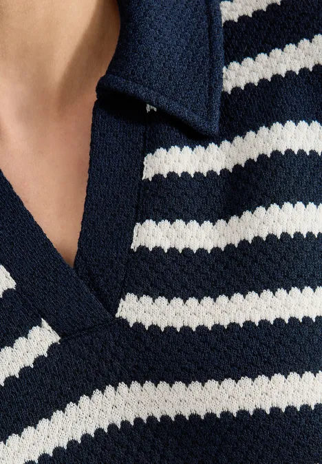 Knielange jurk in ajourbreisel universal blue