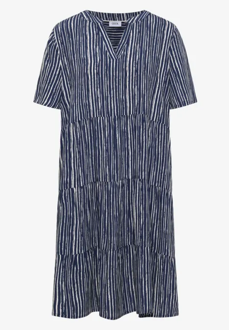 Lockeres, knielanges, blauweiß gestreiftes Kleid mit kurzen Ärmeln und V-Ausschnitt.