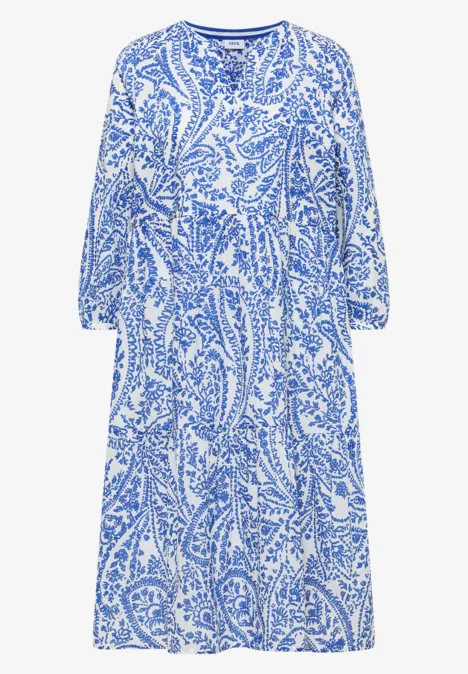 Wit midijurk met blauw paisleypatroon en driekwartmouwen.