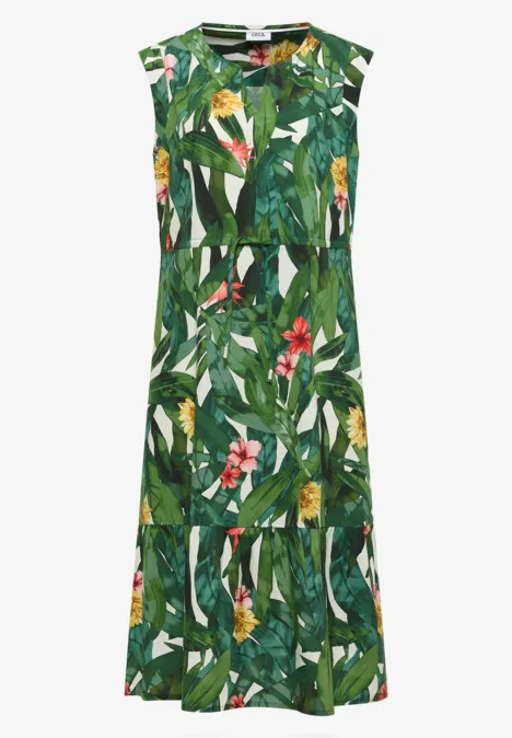 Mouwloze midijurk met groene tropische bladeren- en bloemenprint, losvallende A-lijn met volant.