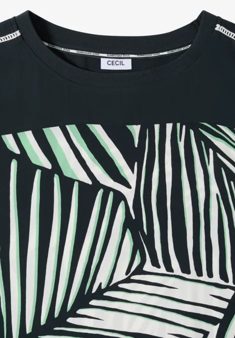 Zwart T-shirt met groen-witte palmbladprint op de voorkant.
