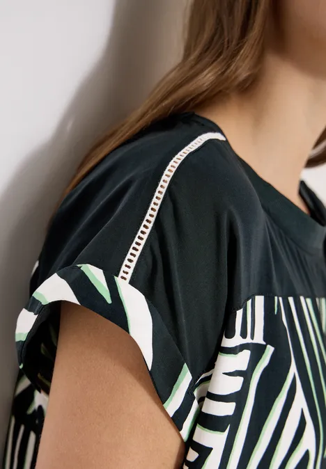 Zwart t-shirt met korte mouwen en witte, groene accenten op de mouwen en voorkant.