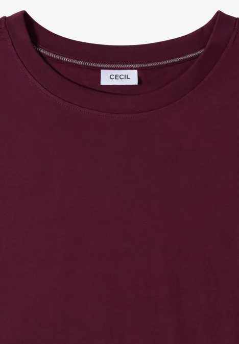 Bordeauxrode T-shirt van bovenaf, ronde hals, met zichtbaar 'CECIL'-label in de nek.