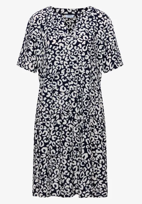 Dunkelblaues Damenkleid mit weißem Fleckenmuster, kurzen Ärmeln und figurbetonter Wickeloptik.
