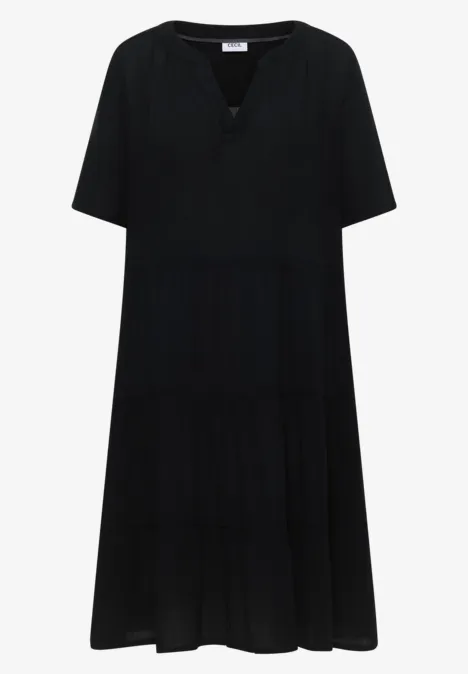Zwarte, korte mouw jurk tot op de knie met V-hals en licht uitlopende pasvorm.