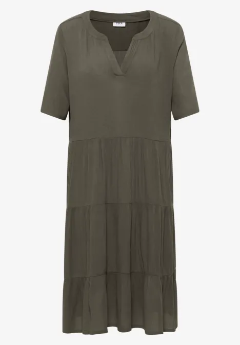 Olivgroene midi-jurk met korte mouwen, V-hals en geplooide lagenrok.