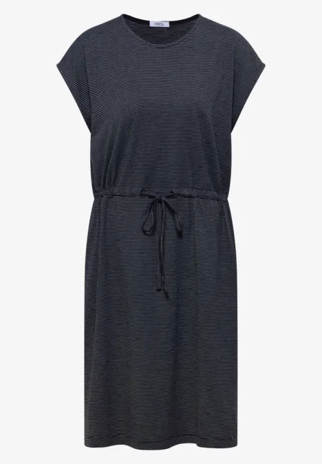 Donkergrijze, knielange jurk met korte mouwen en taillekoord.