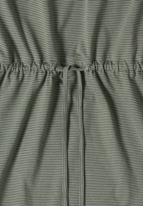 Fijn gestreept stof, elastische taille en sierkoord – close-up.